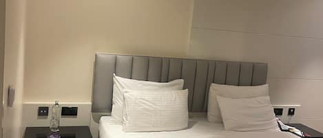 Tallelokero huoneessa, työpöytä, pimennysverhot, äänieristys