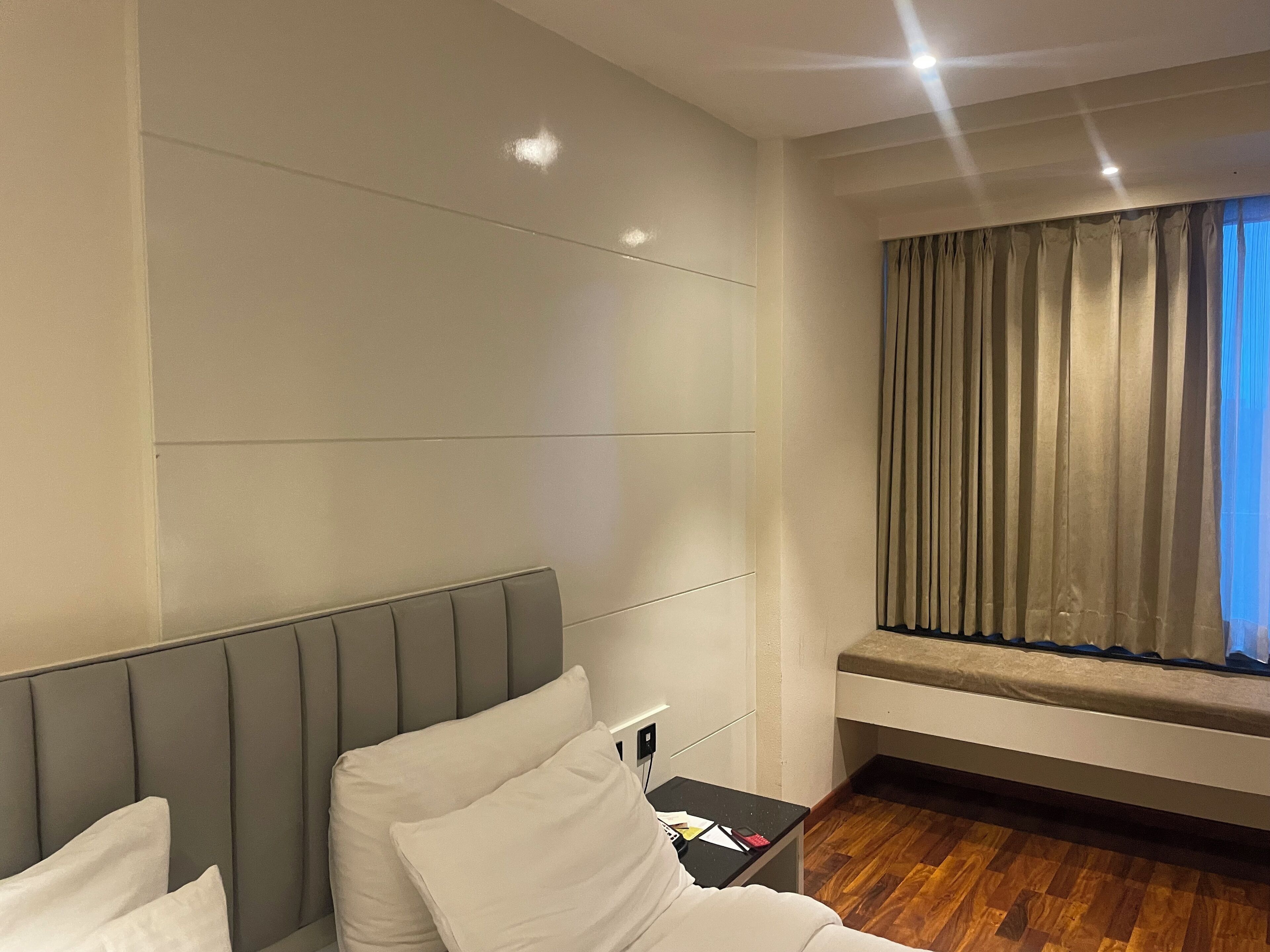 客房內保險箱、書桌、遮光布/窗簾、隔音