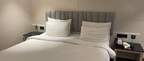 Zimmersafe, Schreibtisch, Verdunkelungsvorhänge, schallisolierte Zimmer