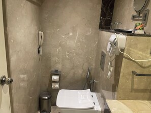 Sèche-cheveux, chaussons, serviettes fournies