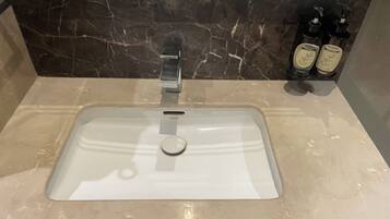 Hårtork, tofflor och handdukar