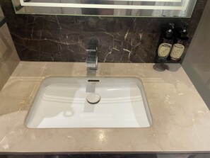 吹风机、拖鞋、毛巾