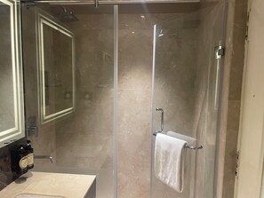 Haartrockner, Hausschuhe, Handtücher