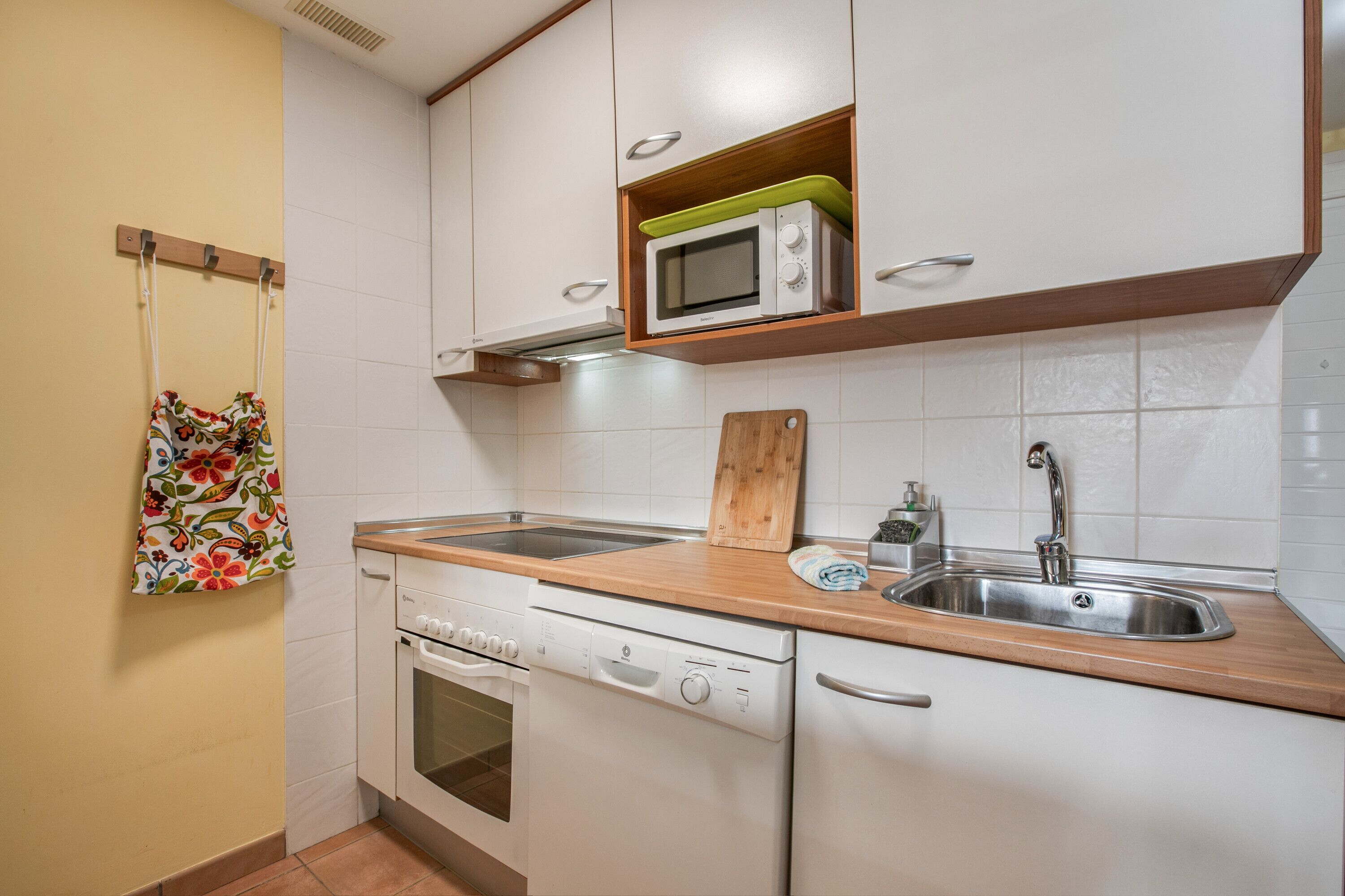 Frigorífico, microondas, placa de cocina y lavavajillas