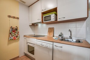 Frigorifero, microonde, piano cottura, lavastoviglie