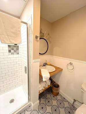 Toallas, jabón, papel de baño 