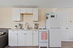 Réfrigérateur, four à micro-ondes, un four, surface de cuisson