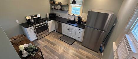 Microondas, horno, placa de cocina, lavavajillas