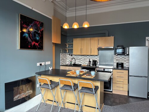 Bright 1BR  | Central  Free Parking & Wi-Fi | Romantic Southport Stay Beach Walk