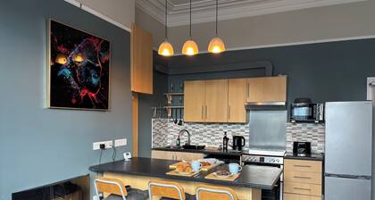 Bright 1BR | Central Free Parking & Wi-Fi | Romantic Southport Stay Beach Walk