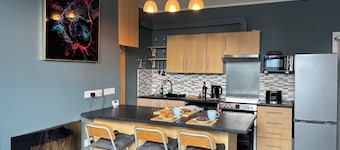 Bright 1BR | Central Free Parking & Wi-Fi | Romantic Southport Stay Beach Walk