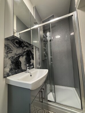 Dusj, hårføner, håndklær og toalettpapir