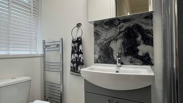 Douche, sĂšche-cheveux, serviettes fournies, papier toilette