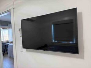 1 dormitorio, tabla de planchar con plancha, wifi y ropa de cama