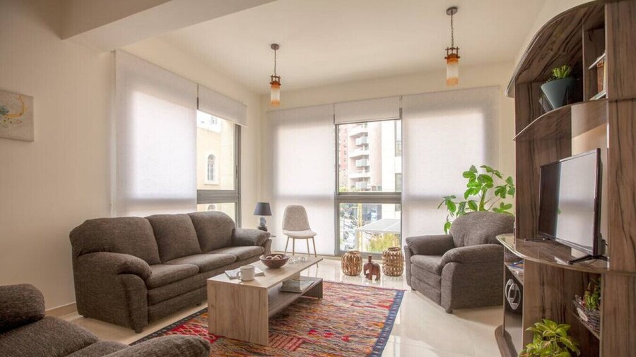 Sioufi - 2-BR Apartment With a Balcony