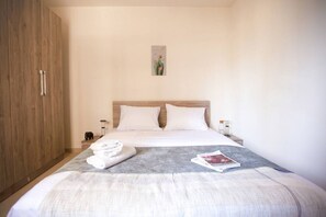 Appartement, 2 chambres, cuisine, vue ville | Rideaux occultants, fer et planche à repasser, Wi-Fi gratuit