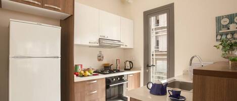 Refrigerador con freezer, microondas, horno, placa de cocina