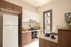 Appartamento, 2 camere da letto, cucina, vista città | Cucina privata | Frigorifero con congelatore, microonde, forno, piano cottura