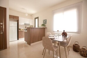 Appartamento, 2 camere da letto, cucina, vista città | Pasti in camera