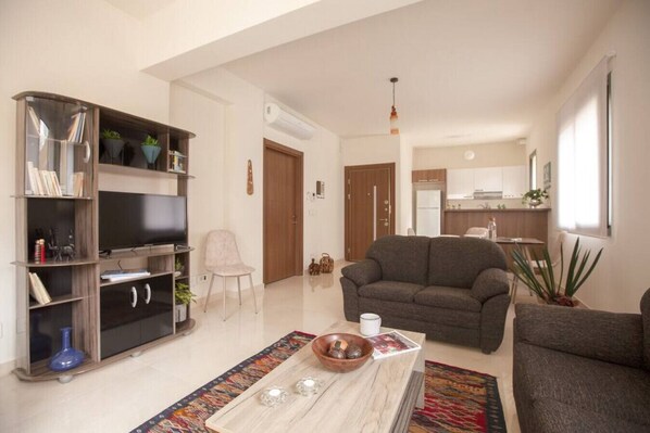 Appartamento, 2 camere da letto, cucina, vista città | Soggiorno | Smart TV 42 pollici con canali via cavo, servizi in streaming
