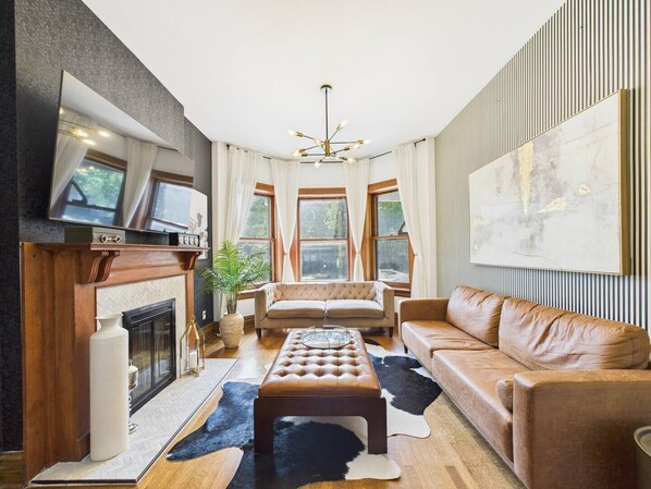 Smart TV, lareira, escritórios