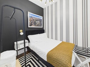 3 quartos, ferros/tábuas de passar roupa, berço de viagem