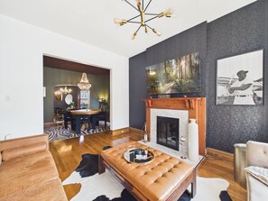 Smart TV, chimenea y oficina 