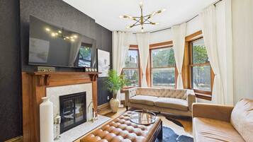 Smart-TV, Kamin, Arbeitsbereiche