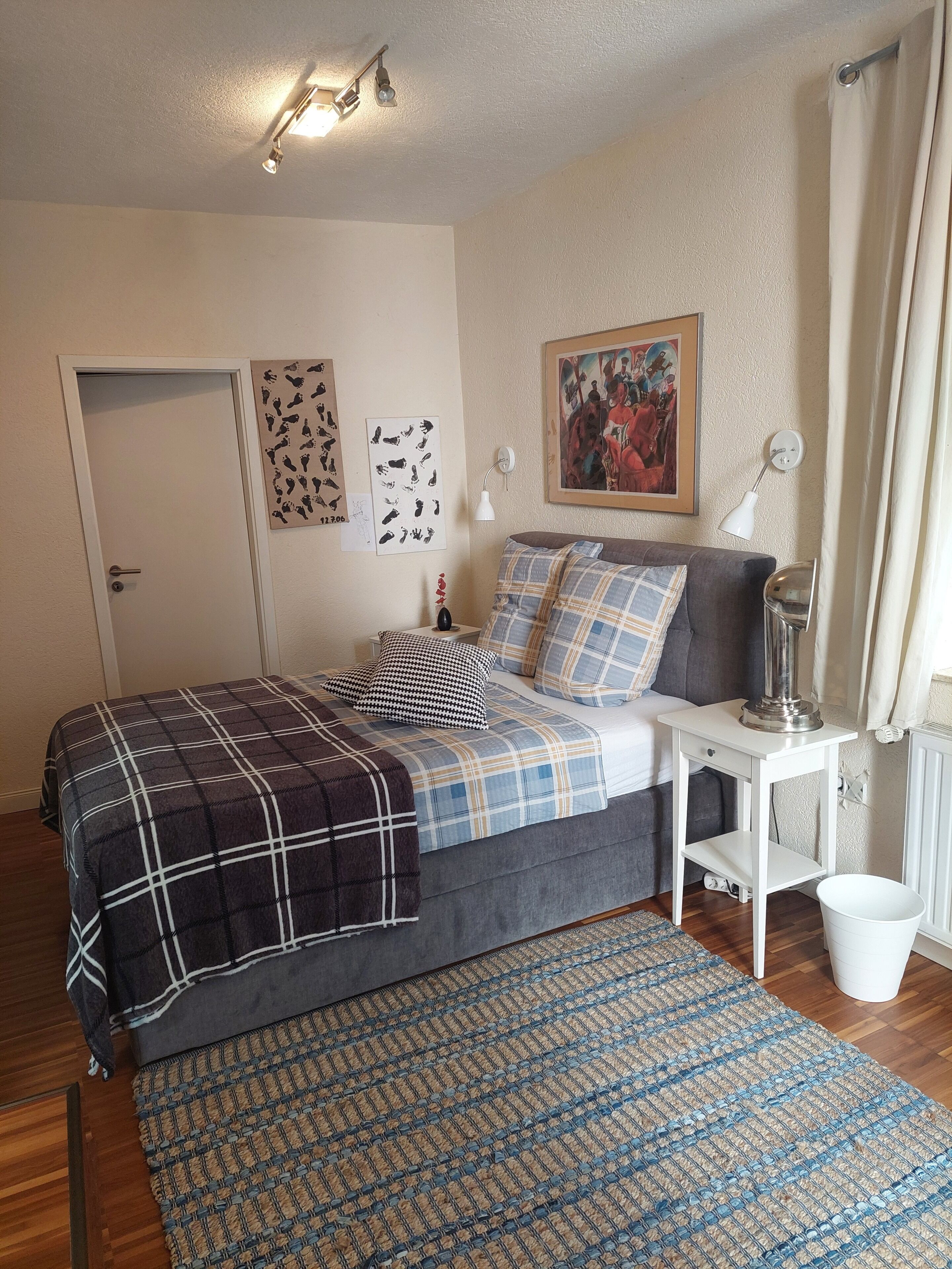 2 bedrooms, desk, iron/ironing board, travel cot