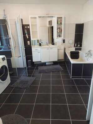 Miljövänliga toalettartiklar, hårtork, handdukar och tvål