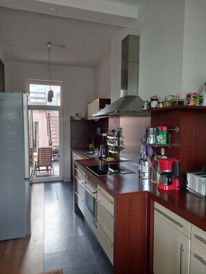 ثلاجة، ميكروويف، فرن، موقد طهي مسطح