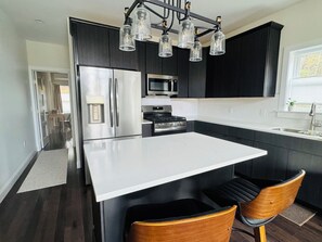 Køleskab, mikrobølgeovn, ovn, kogeplade