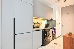 Fridge, microwave, oven, stovetop - Charming Studio in Mag City (Dubai)