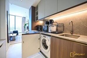 ثلاجة، ميكروويف، فرن، موقد طهي مسطح