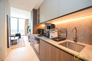 ثلاجة، ميكروويف، فرن، موقد طهي مسطح