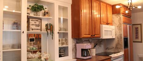 Mikrobølgeovn, ovn, kokeplater og oppvaskmaskin