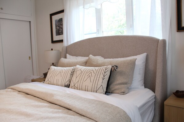 Iron/ironing board, WiFi, bed sheets