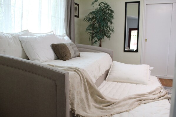 Iron/ironing board, WiFi, bed sheets
