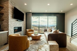 Smart TV y chimenea 