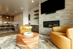 Smart TV, fireplace