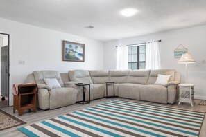 Living area - Tranquil 4-bedroom house with AC in charming Foley close to the beach. (Foley)