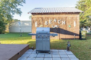 Property grounds - Tranquil 4-bedroom house with AC in charming Foley close to the beach. (Foley)