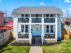 Exterior - New! One block to beach-Perfect for Large Families (Galveston)