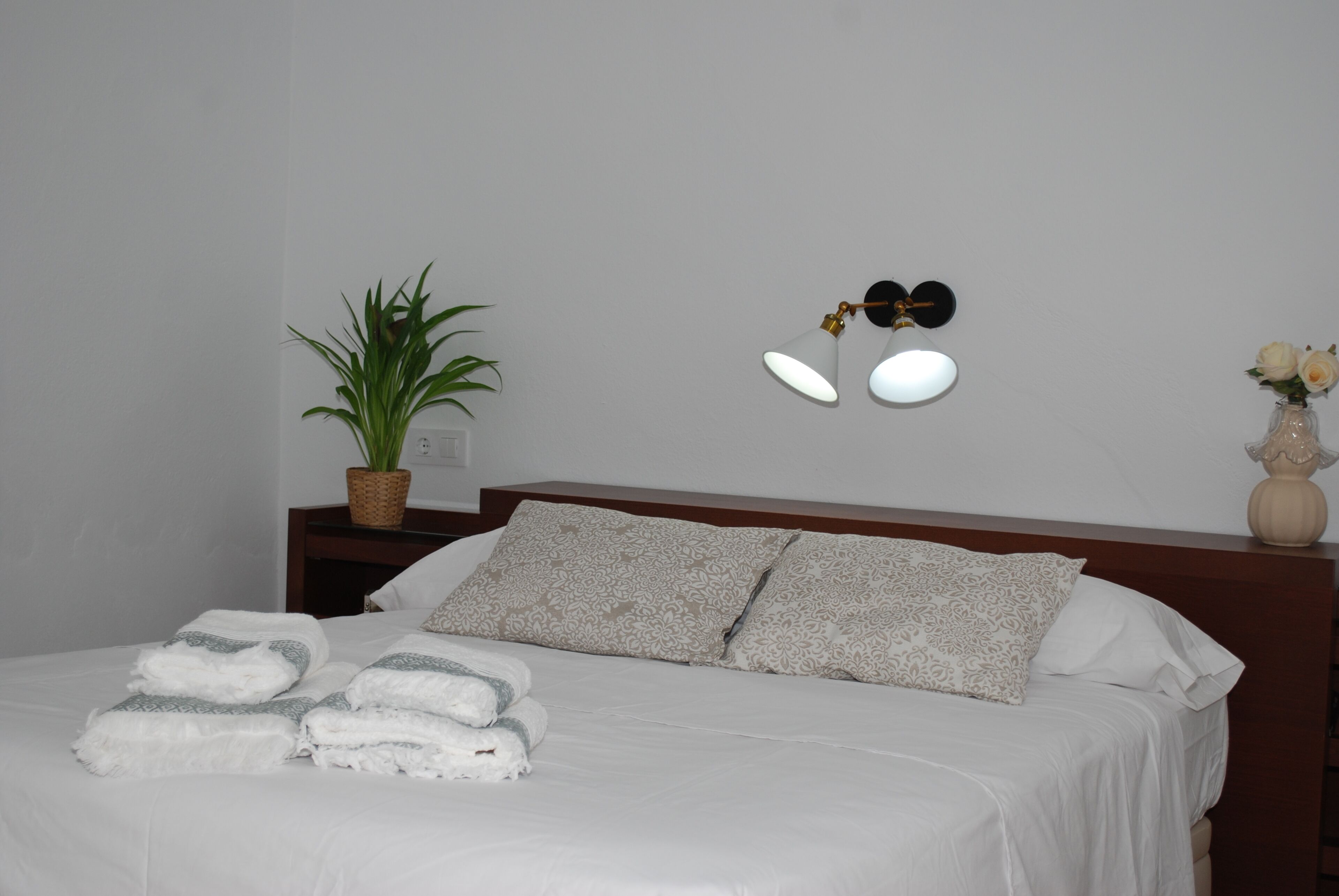 2 habitaciones, tabla de planchar con plancha, wifi y ropa de cama 