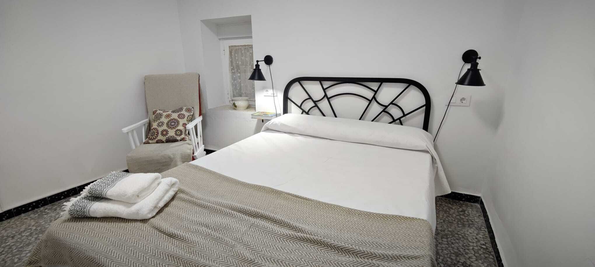 2 habitaciones, tabla de planchar con plancha, wifi y ropa de cama 