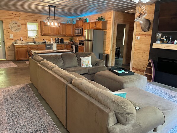 TV, fireplace - Cozy Cabin with hot tub, just minutes from Nolin lake and Mammoth Cave park! (Leitchfield)