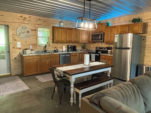 Cozy Cabin with hot tub, just minutes from Nolin lake and Mammoth Cave park!