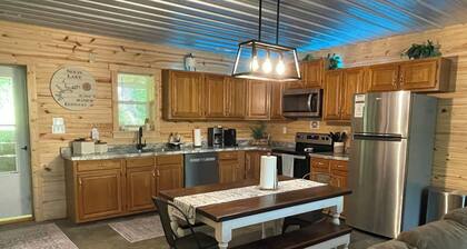 Cozy Cabin with hot tub, just minutes from Nolin lake and Mammoth Cave park!