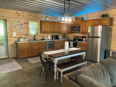Cozy Cabin with hot tub, just minutes from Nolin lake and Mammoth Cave park!