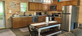 Cozy Cabin with hot tub, just minutes from Nolin lake and Mammoth Cave park!